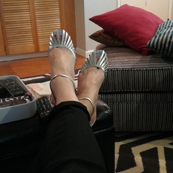 Silver NYLA heels - Picture 5 of 7